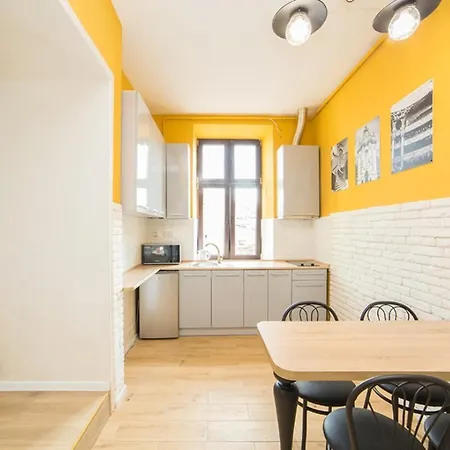 Miskevycha Square Apartment- 2 Minutes To The Opera House And Market Square *