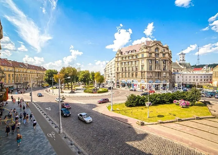 Miskevycha Square Apartment- 2 Minutes To The Opera House And Market Square