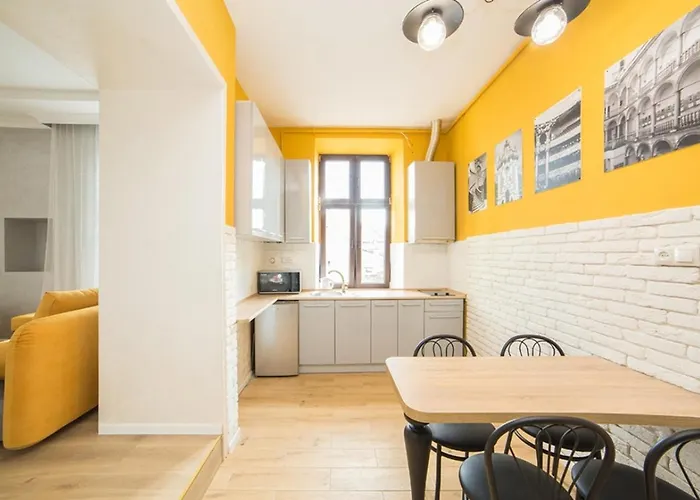 Miskevycha Square Apartment- 2 Minutes To The Opera House And Market Square *