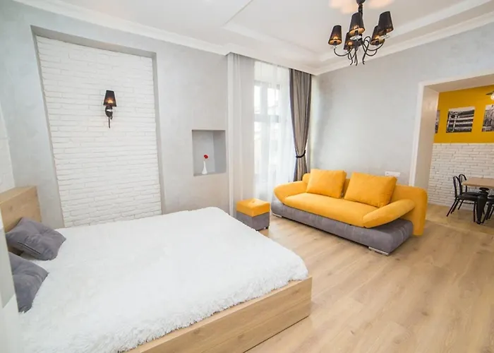 Miskevycha Square Apartment- 2 Minutes To The Opera House And Market Square *