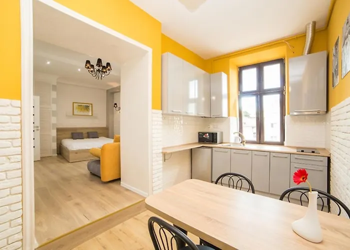 Miskevycha Square Apartment- 2 Minutes To The Opera House And Market Square *