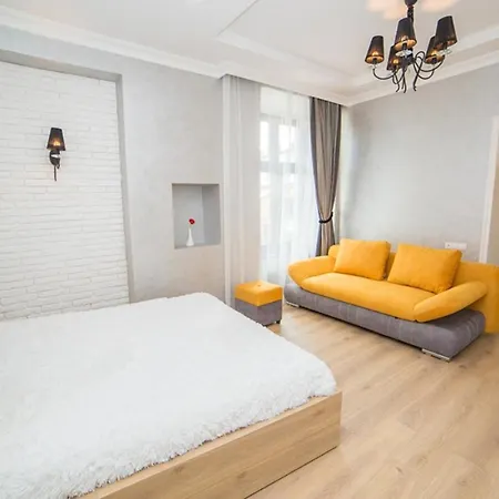 Miskevycha Square Apartment- 2 Minutes To The Opera House And Market Square *